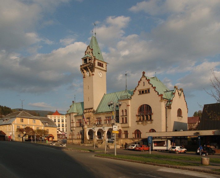 Pohled na radnici v Rokytnici nad Jizerou